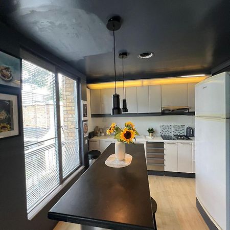 Вилла One Bed House In Camden Town Лондон Экстерьер фото