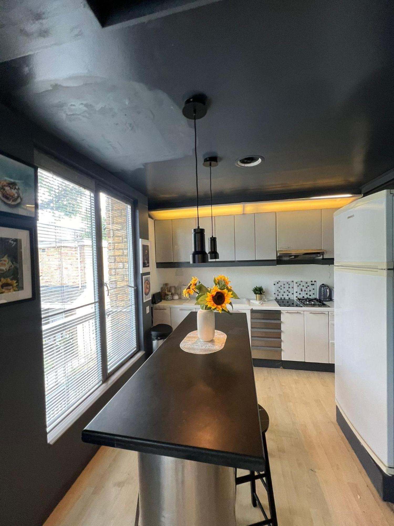 Вилла One Bed House In Camden Town Лондон Экстерьер фото