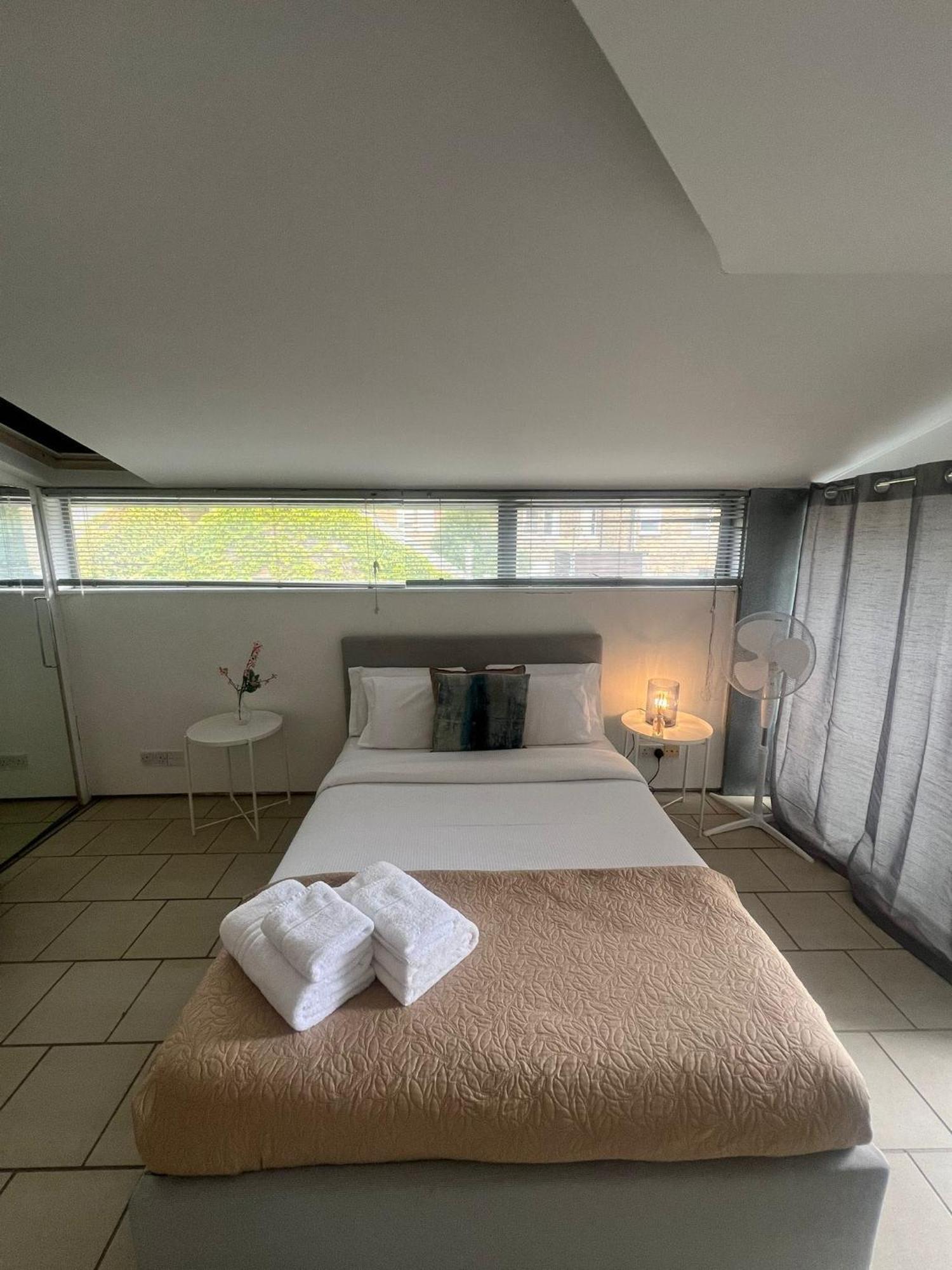 Вилла One Bed House In Camden Town Лондон Экстерьер фото